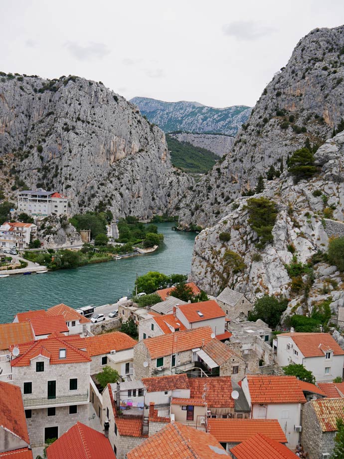 staedtchen-omis-mit-roten-daechern-am-fluss-vor-dem-canyon