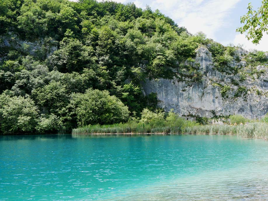 Plitvicer Seen mit Kindern - der schönste Nationalpark Kroatiens weisse-klippen-türkises-wasser-nationalpark-plitvicer-seen-kroatien-mit-kindern