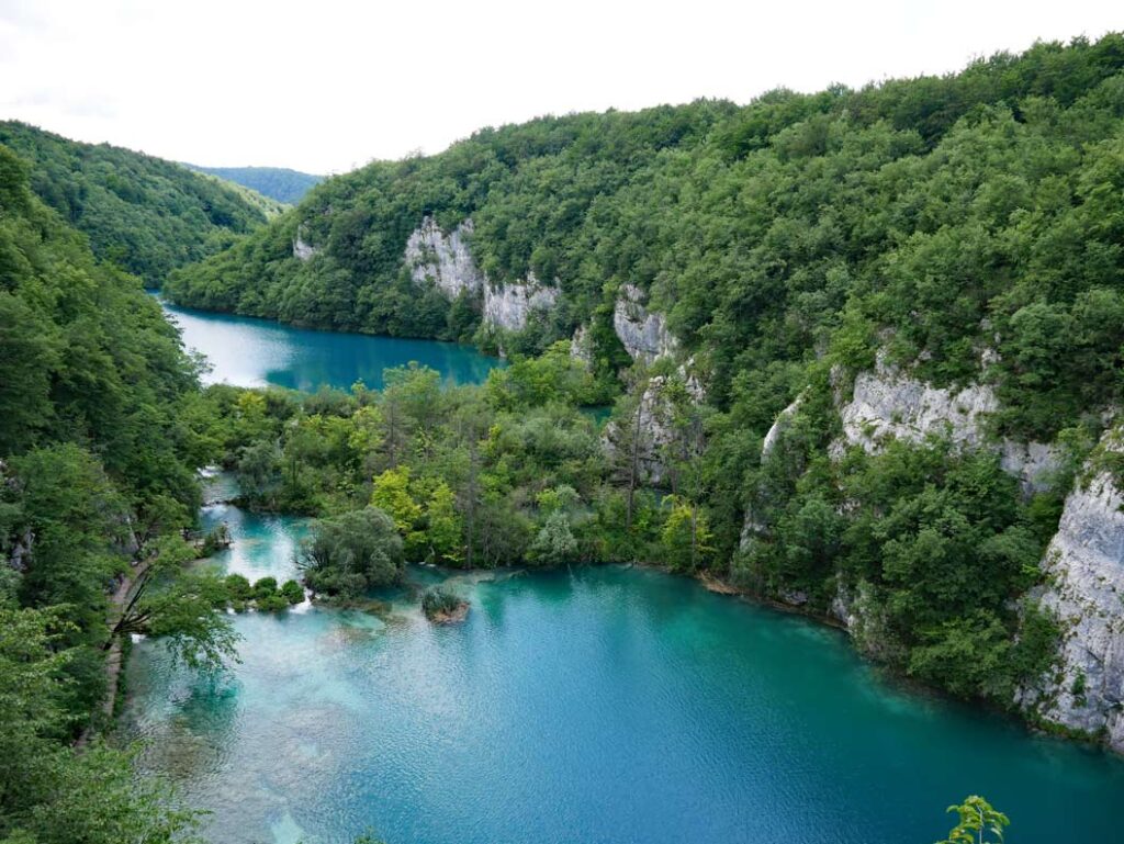 aussichtspunkt plitvicer seen auf blaues wasser