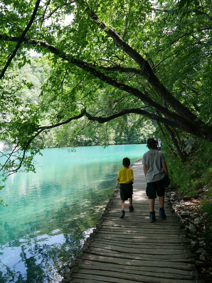 wanderung-kinder-am-türkisenen-wasser-roadtrip-kroatien-nationalpark-plitvicer-seen-mit-kindern