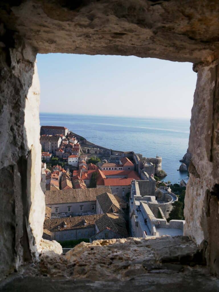 Kroatien Route - der ultimative Kroatien Familienurlaub blick-aus-fenster-ueber-stadtmauer-dubrovnik