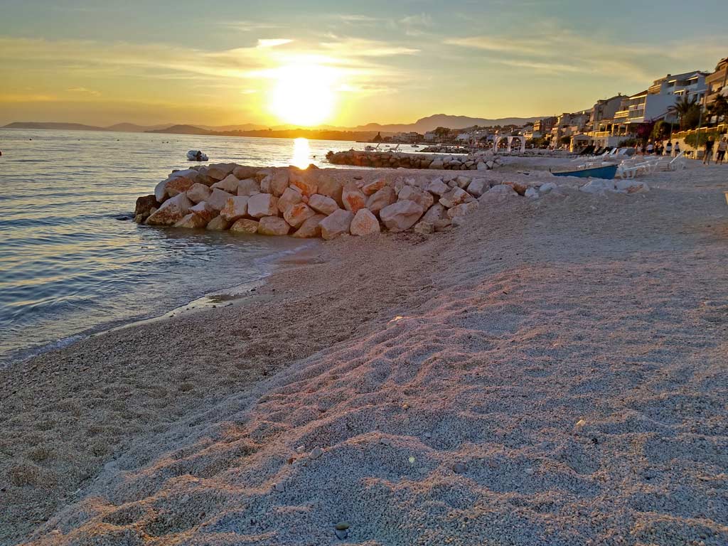 Kroatien Route - der ultimative Kroatien Familienurlaub kiesstrand-im-sonnenuntergang-kroatien