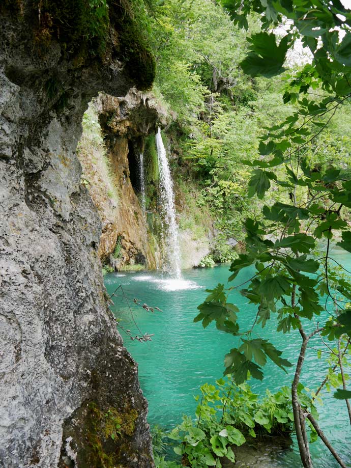 Plitvicer Seen mit Kindern - der schönste Nationalpark Kroatiens wasserfall-ergiesst-sich-ins-türkisfarbene-wasser-nationalpark-plitvicer-seen-wanderwege