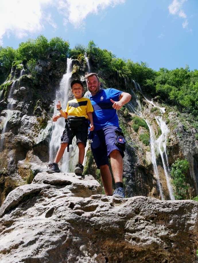 Plitvicer Seen mit Kindern - der schönste Nationalpark Kroatiens familie-am-wasserfall-nationalpark-plitvicer-seen-kroatien