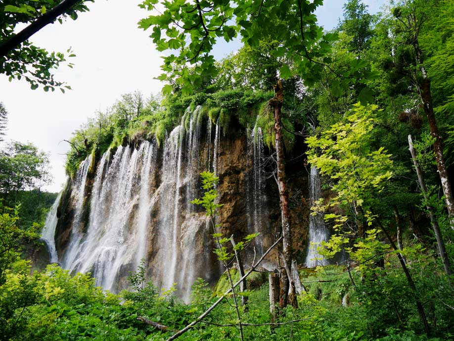 Plitvicer Seen mit Kindern - der schönste Nationalpark Kroatiens wasserfall-nationalpark-plitvicer-seen-mit-kindern-roadtrip-kroatien