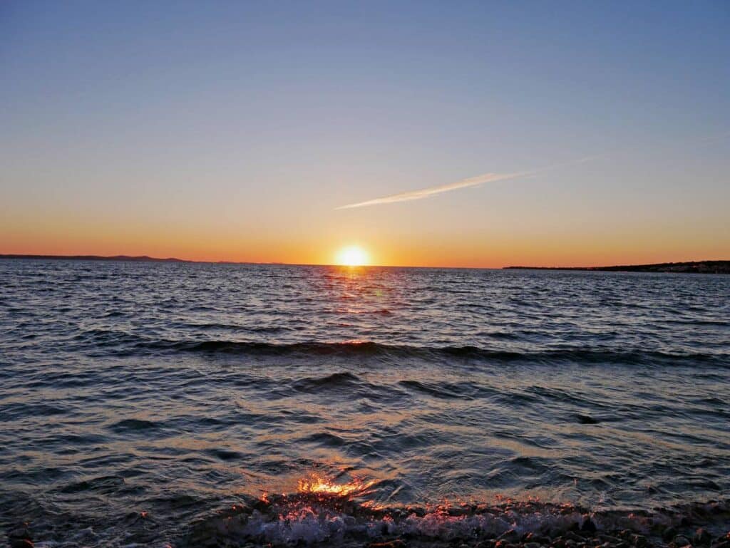 sonnenuntergang-ueber-dem-meer-in-zadar-kroatien