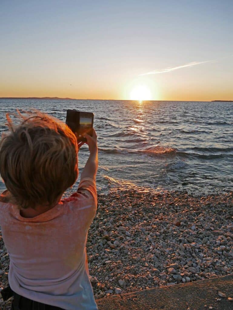 Kroatien Route - der ultimative Kroatien Familienurlaub kind-fotografiert-sonnenuntergang-in-zadar