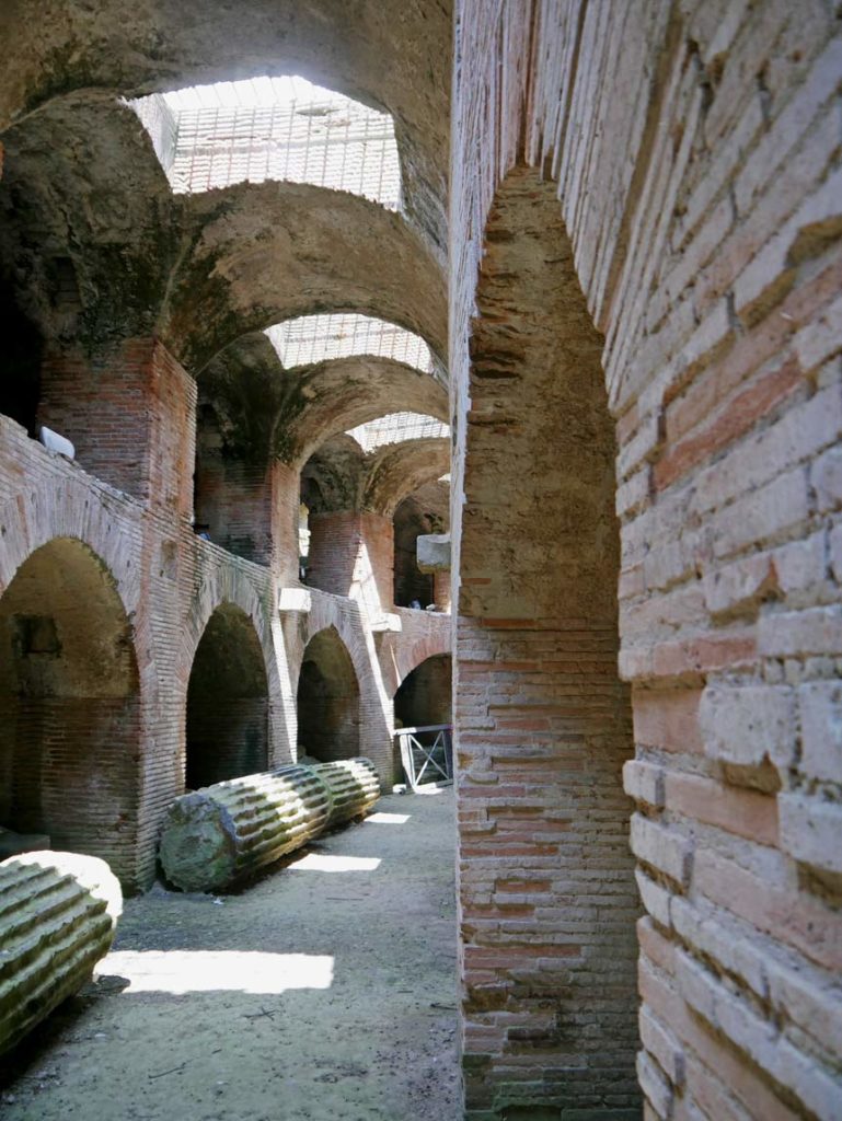 amphitheater-von-pozzouli-aktivitaeten-neapel-mit-kindern