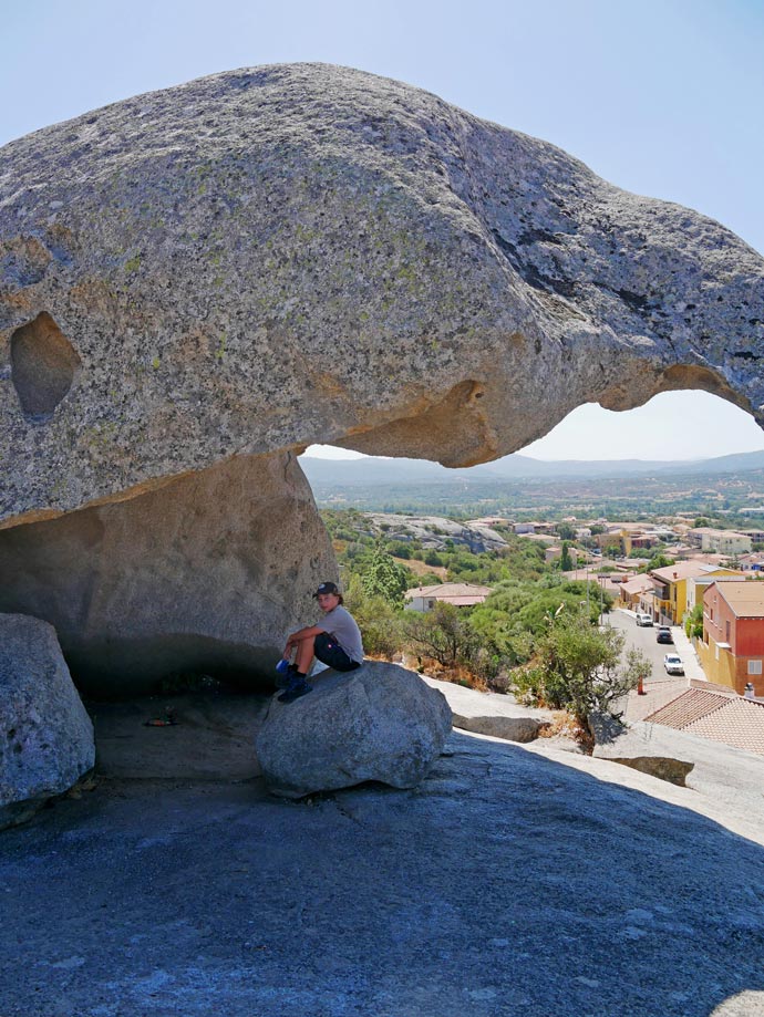 Sardinien mit Kindern - 9+ Highlights für den Familienurlaub sehenswuerdigkeit-arzachena-la-roccia-del-fungo-sardinien-mit-kindern-und-mietwagen