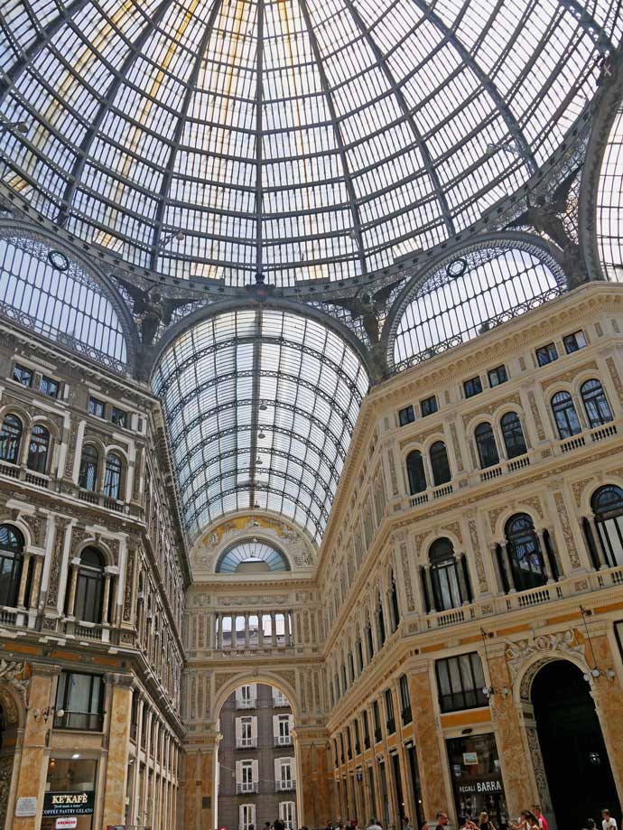 galleria-umberto-I-sehenswuerdigkeiten-von-neapel-mit-kindern