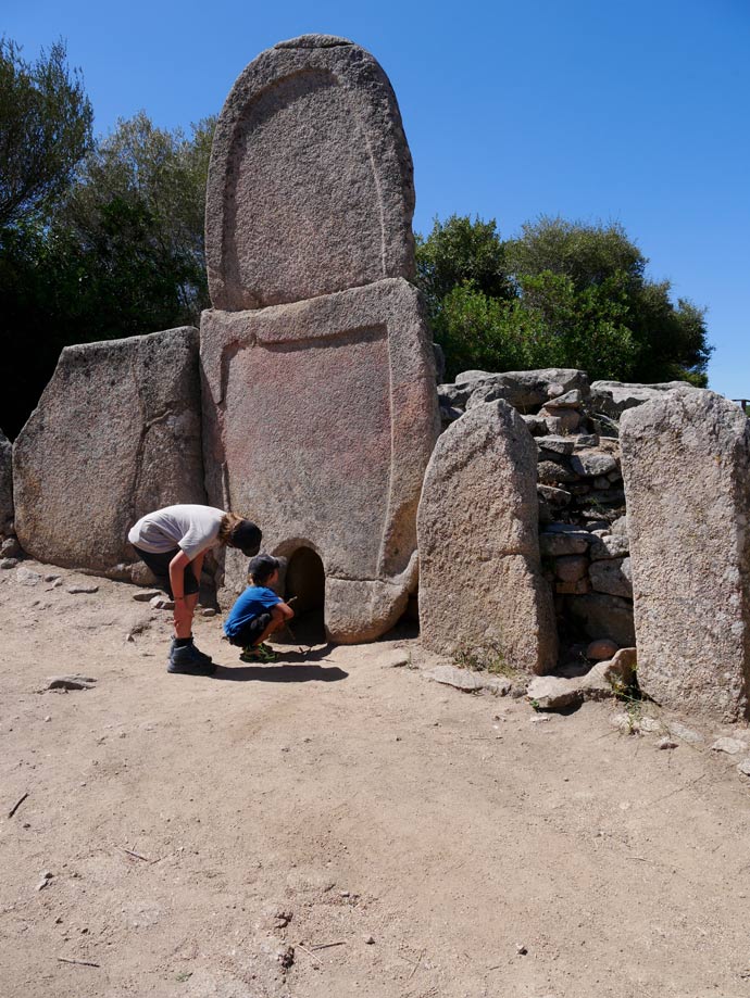 Sardinien mit Kindern - 9+ Highlights für den Familienurlaub gigantengrab-arzachena-nuraghne-sardinien-mit-kindern