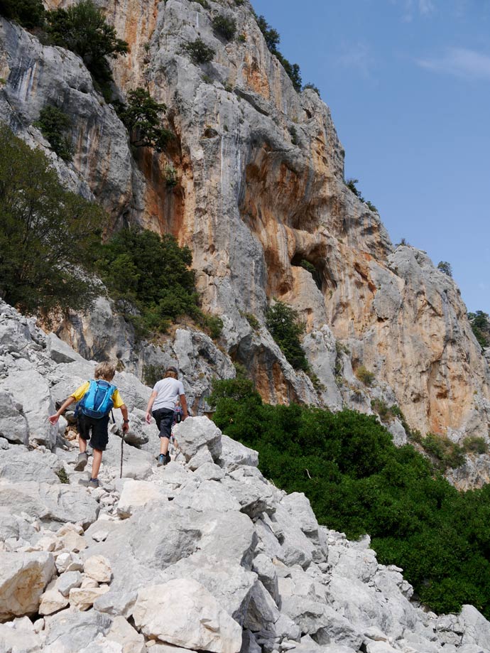 Sardinien mit Kindern - 9+ Highlights für den Familienurlaub gola-gorropu-canyon-schlucht-wandern-sardinien-mit-kindern