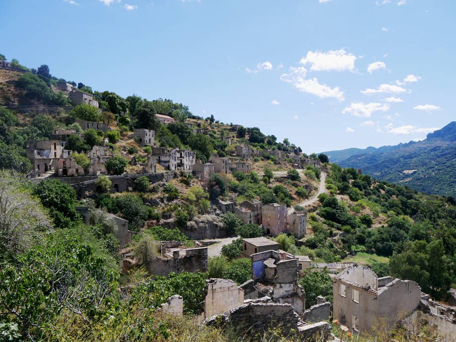 Sardinien mit Kindern - 9+ Highlights für den Familienurlaub lost-place-dorf-gairo-vecchia-sardinien-geheimtipp-mietwagen-reise