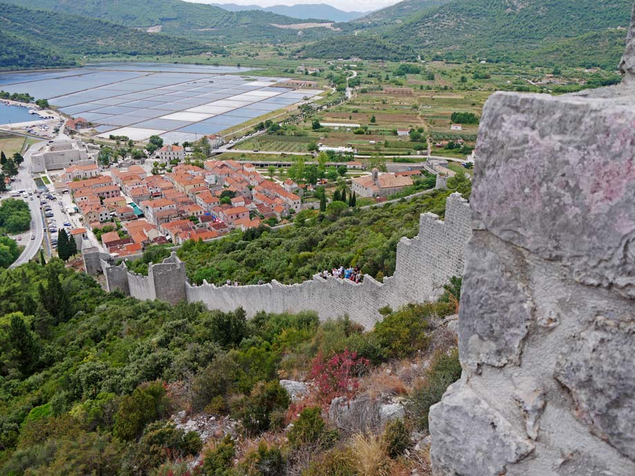 blick-ueber-wehrmauer-auf-saline-roadtrip-kroatien-meersalz-saline-ston-peljesac-urlaub