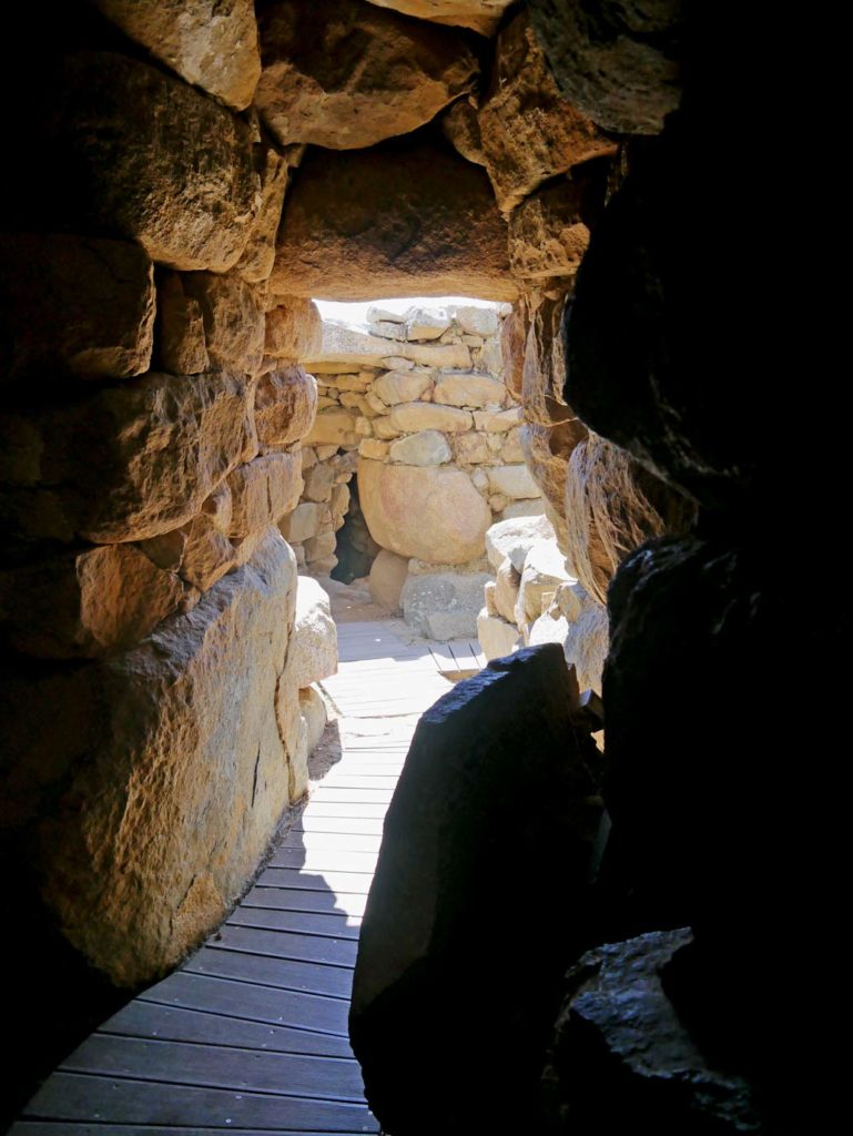 Sardinien mit Kindern - 9+ Highlights für den Familienurlaub nuraghe-urlaub-sardinien-mit-kindern