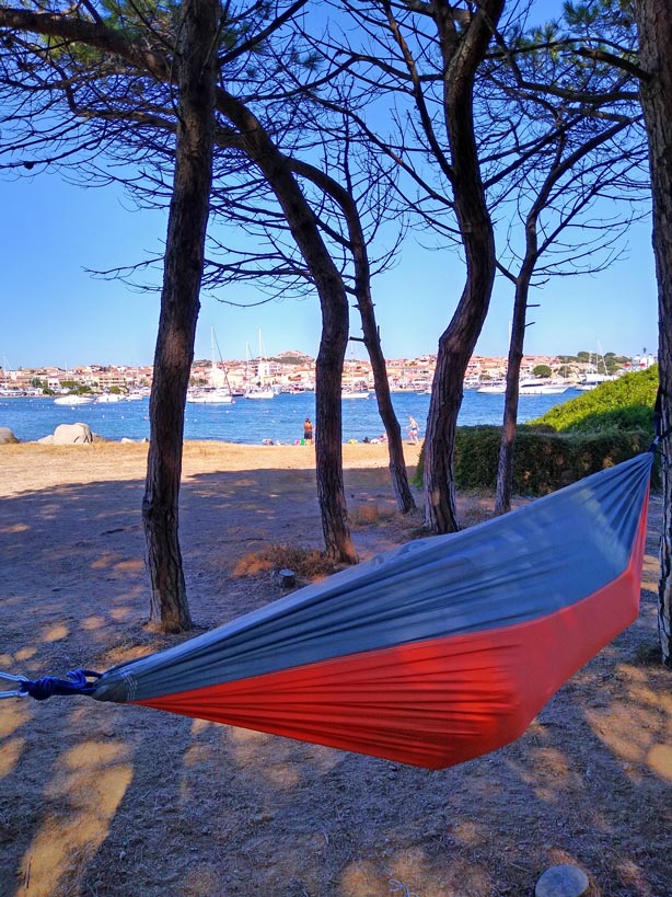 Sardinien mit Kindern - 9+ Highlights für den Familienurlaub haengematte-zwischen-pinien-am-strand-palau-sardinien-urlaub