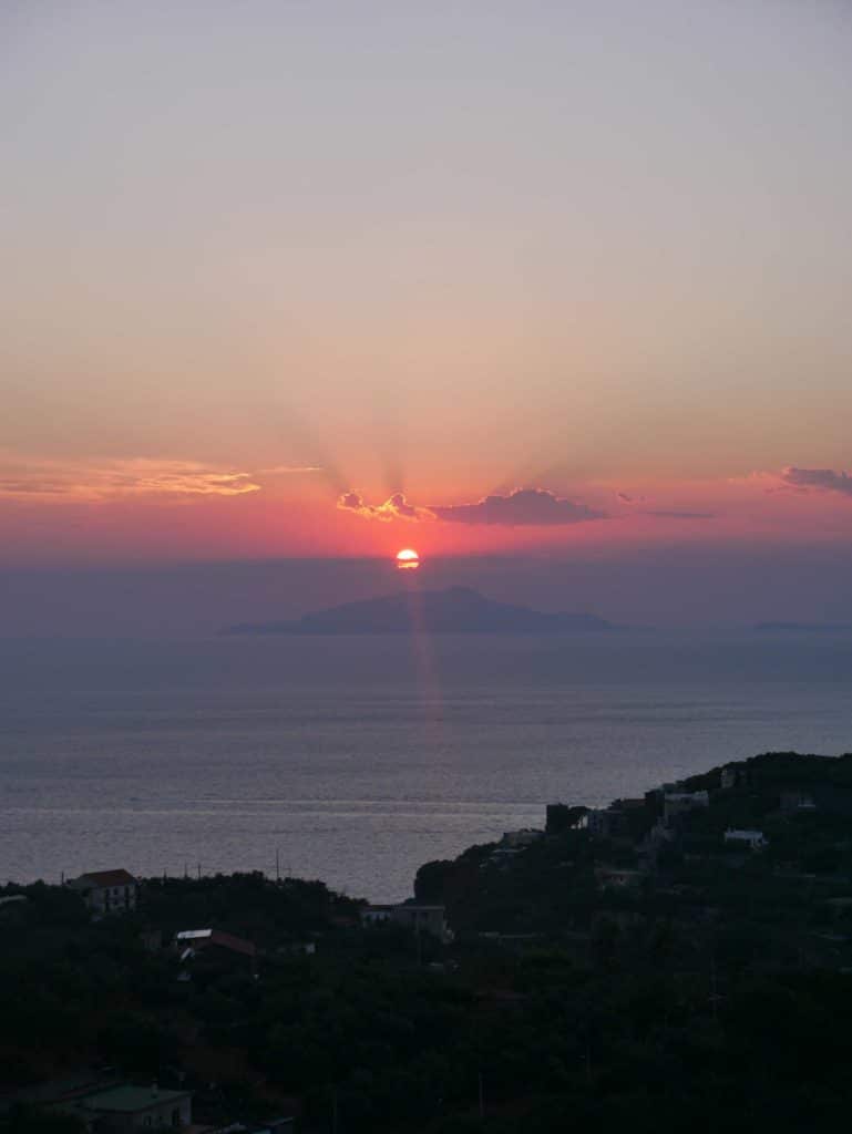 roter-sonnenuntergang-ueber-dem-meer-bei-capri