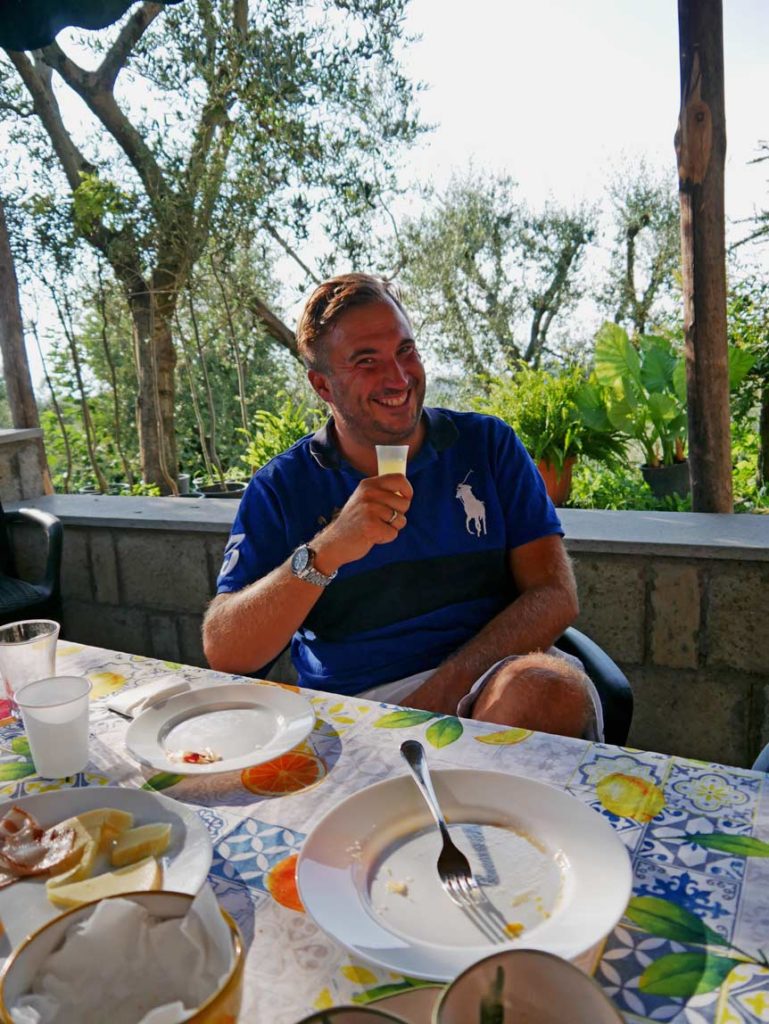 mark-von-der-strandfamilie-trinkt-limoncello-in-italien