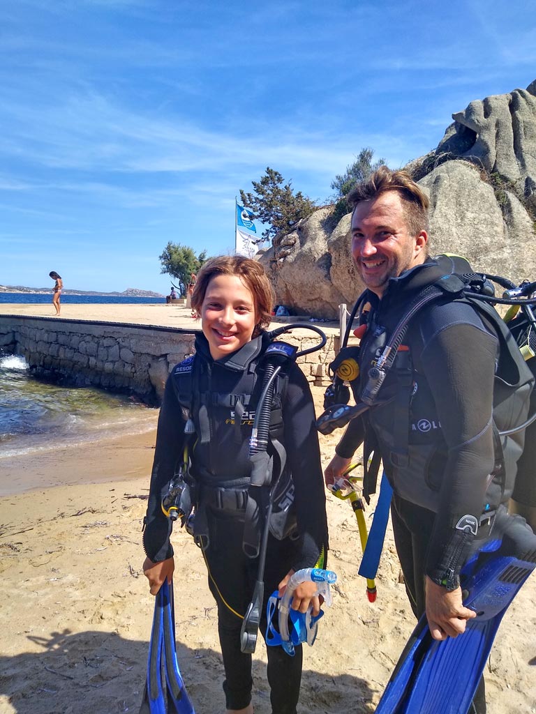 Sardinien mit Kindern - 9+ Highlights für den Familienurlaub geraetetauchen-tauchkurs-fuer-kinder-sardinien-familienurlaub