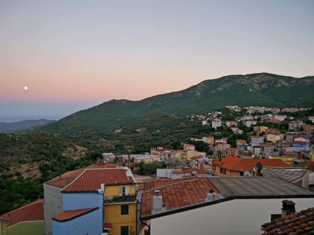 Sardinien mit Kindern - 9+ Highlights für den Familienurlaub villagrande-blaue-zone-sardinien-mit-kindern