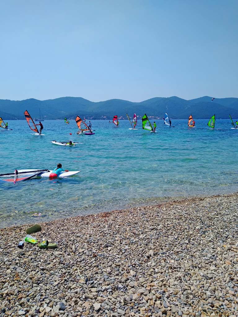 windsurfer-im-meer-surfersbeach-peljesac-kroatien-highlights