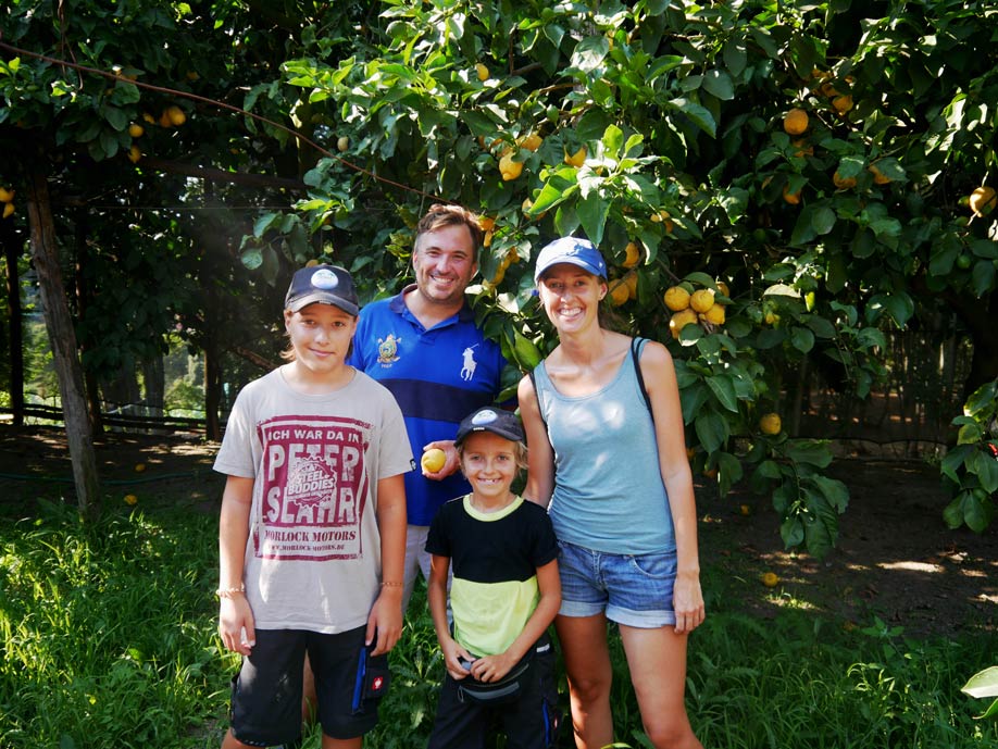 strandfamilie-in-italien-auf-einer-zitronenfarm