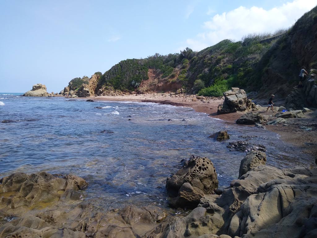 Sizilien mit Kindern - 6 Highlights für euren Familienurlaub einsamer-strand-in-cefalu-auf-sizilien-kind-spielt-auf-steinen