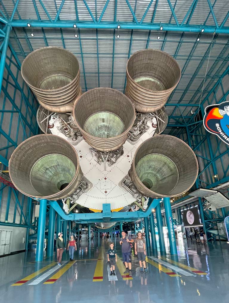 familie-steht-vor-space-shuttle-kennedy-space-center-florida-mit-kind-mietwagenrundreise-2-wochen