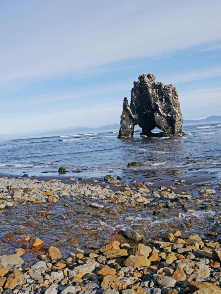 16 Nordisland Sehenswürdigkeiten, die ihr nicht verpassen dürft! felsformation-im-meer-auf-island-im-norden