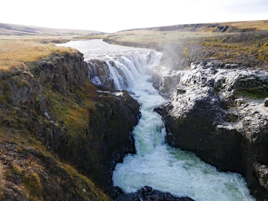 16 Nordisland Sehenswürdigkeiten, die ihr nicht verpassen dürft! wasserfall-ergiesst-sich-in-schlucht-auf-nordisland