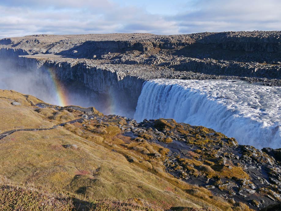 16 Nordisland Sehenswürdigkeiten, die ihr nicht verpassen dürft! breiter-wasserfall-wirft-regenbogen-dettifoss