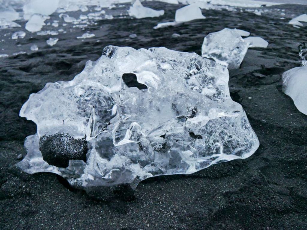 eiskristall-auf-schwarzem-sandstrand-diamond-beach-highlights-island-mit-kindern