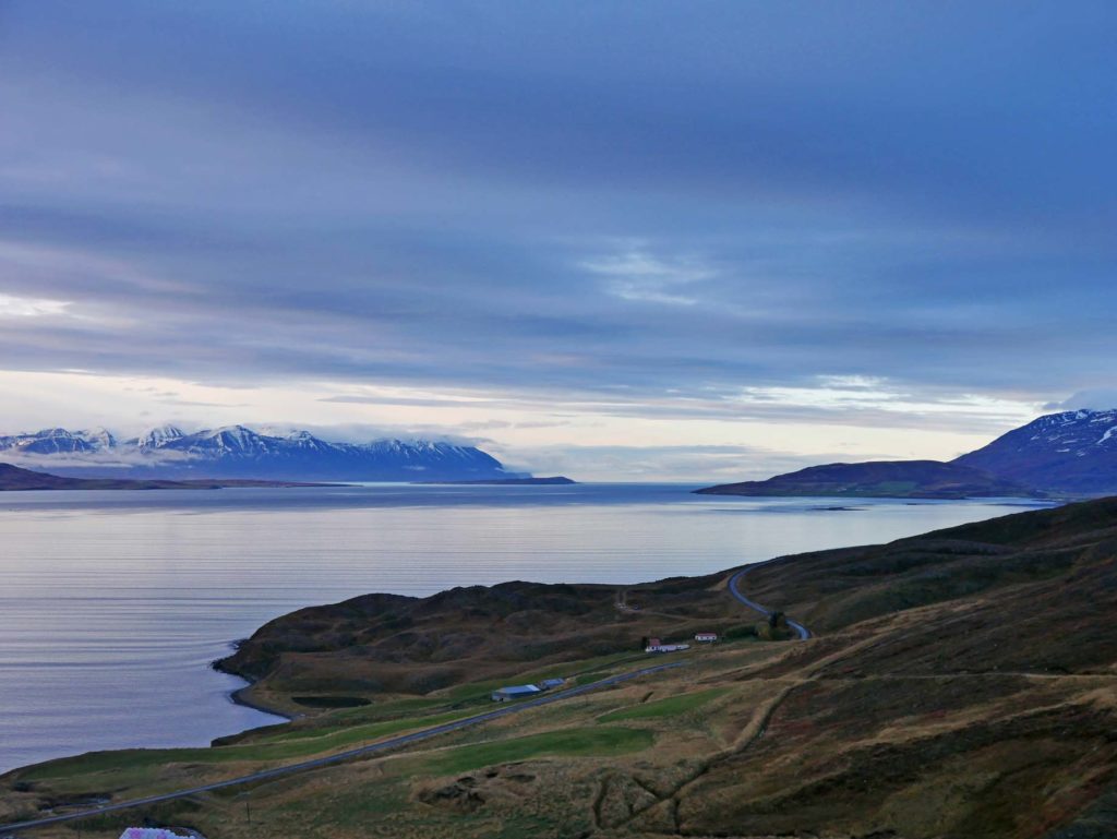 16 Nordisland Sehenswürdigkeiten, die ihr nicht verpassen dürft! fjord-in-nordisland