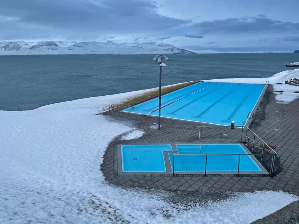 16 Nordisland Sehenswürdigkeiten, die ihr nicht verpassen dürft! freibad hofsos island norden sehenswuerdigkeiten