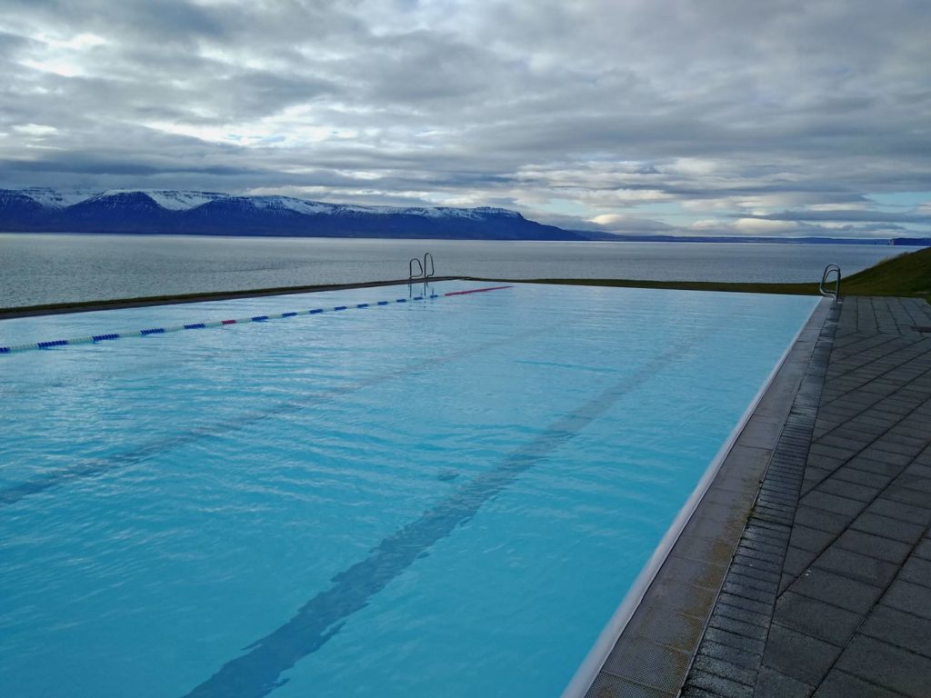 Nordisland - Highlights und Sehenswürdigkeiten im Norden rundreise-island-hofsos-sundlaug-freibad-nord-island