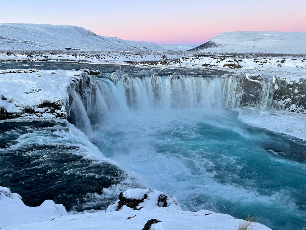 16 Nordisland Sehenswürdigkeiten, die ihr nicht verpassen dürft! goodafoss-im-sonnenaufgang-wasserfall-in-verschneiter-landschaft-im-norden-islands