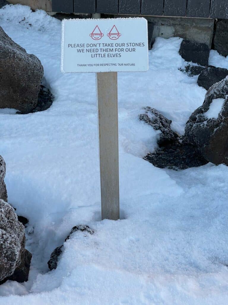 16 Nordisland Sehenswürdigkeiten, die ihr nicht verpassen dürft! schild-mit-text-dass-die-steine-für-die-elfen-sind-auf-island