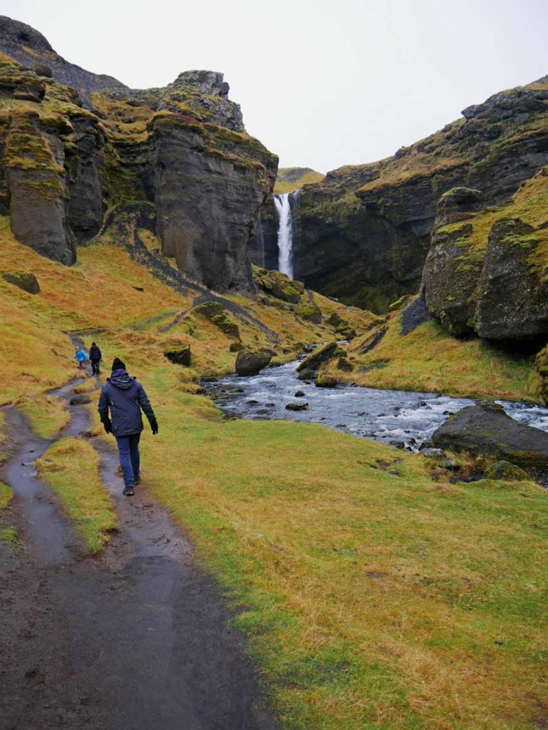 kvernufoss-sued-island-mit-kindern