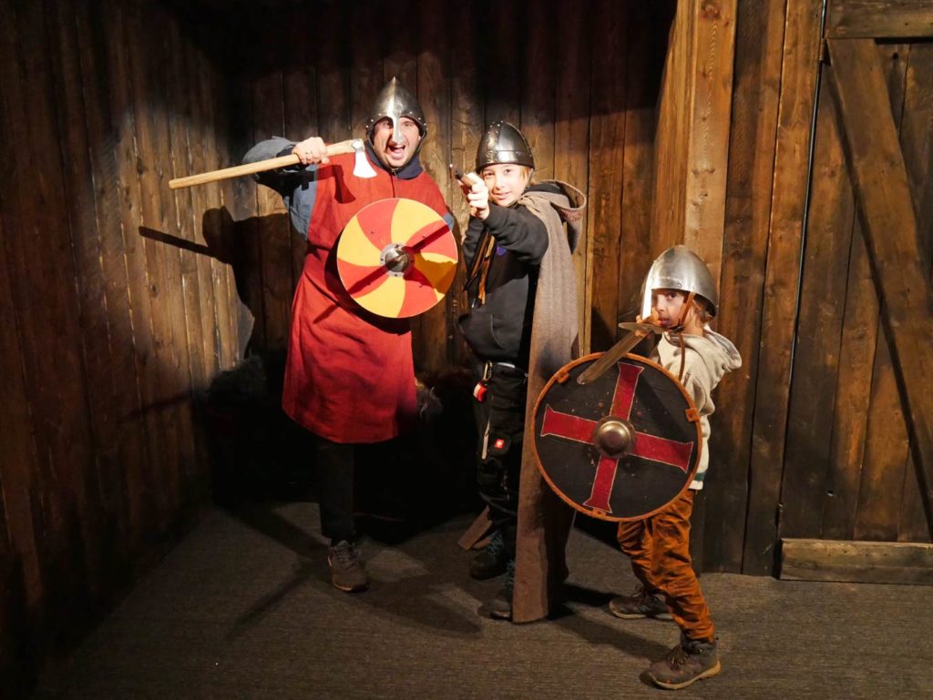 16 Nordisland Sehenswürdigkeiten, die ihr nicht verpassen dürft! museum1238-familie-als-wikinger-verkleidet-auf-island