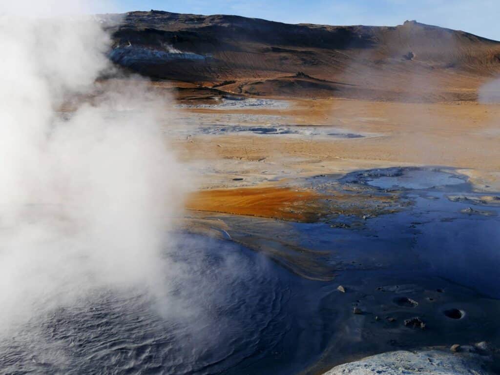 16 Nordisland Sehenswürdigkeiten, die ihr nicht verpassen dürft! dampfende-geothermale-gebiete-in-nordisland