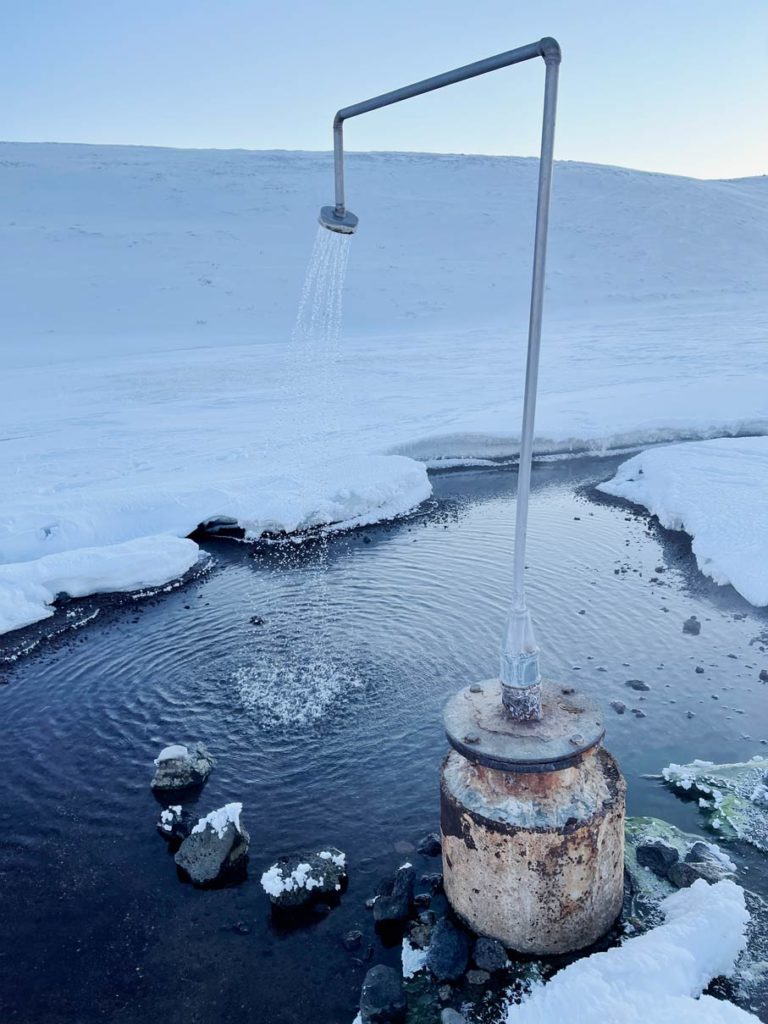 16 Nordisland Sehenswürdigkeiten, die ihr nicht verpassen dürft! dusche-in-verschneiter-landschaft-an-wasserloch-auf-nordisland