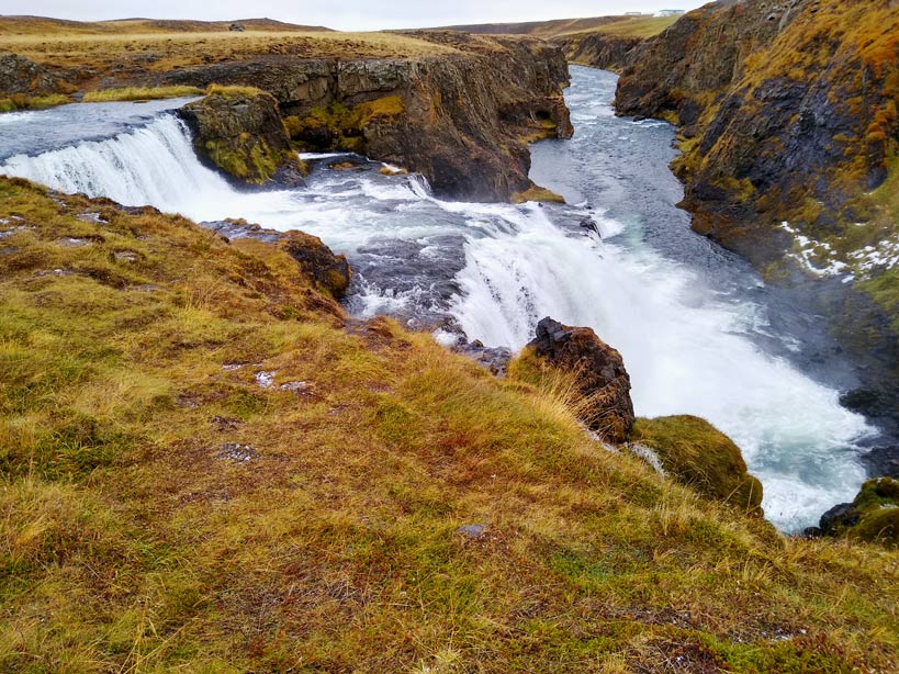 16 Nordisland Sehenswürdigkeiten, die ihr nicht verpassen dürft! reykiafoss-wasserfall-in-herbslicher-landschaft