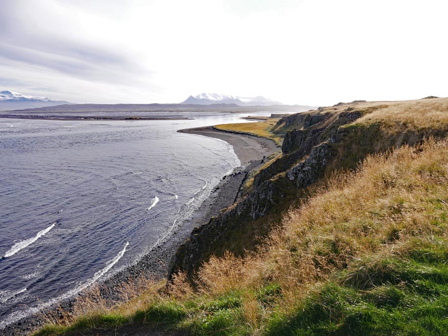 16 Nordisland Sehenswürdigkeiten, die ihr nicht verpassen dürft! schwarzer-sandstrand-auf-nordisland-im-herbst