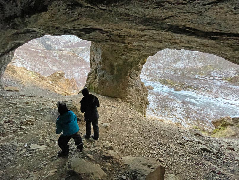 kinder-in-hoehle-wanderung-glymur-wasserfall-westen-island-ausflugtipps