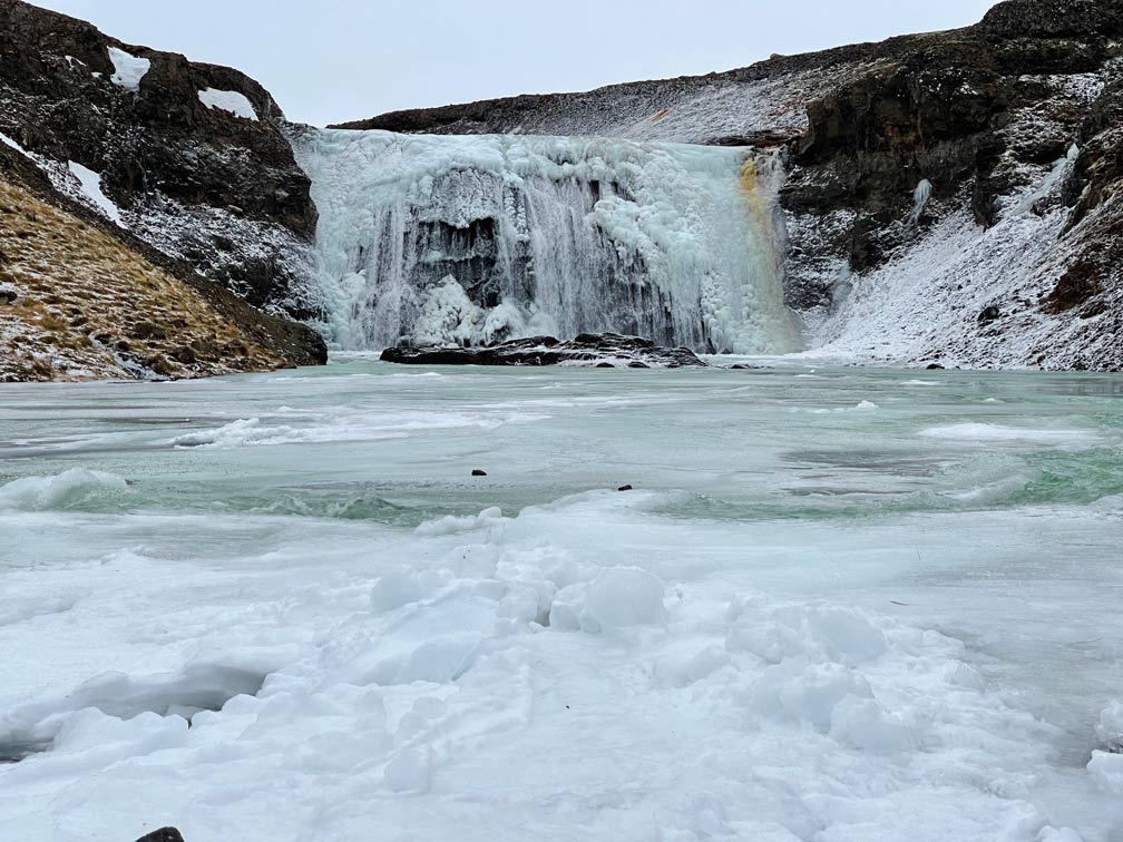 zugefrorener-Wasserfall-porufoss-wasserfall-game-of-thrones-drehort-island-westen