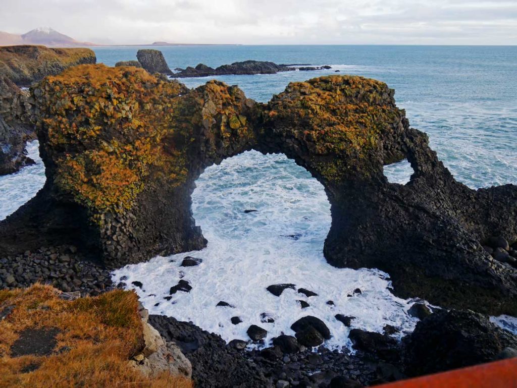 13 Sehenswürdigkeiten in Westisland und Reykjavik sneafellsnes-mit-kindern-gatklettur-felsentor