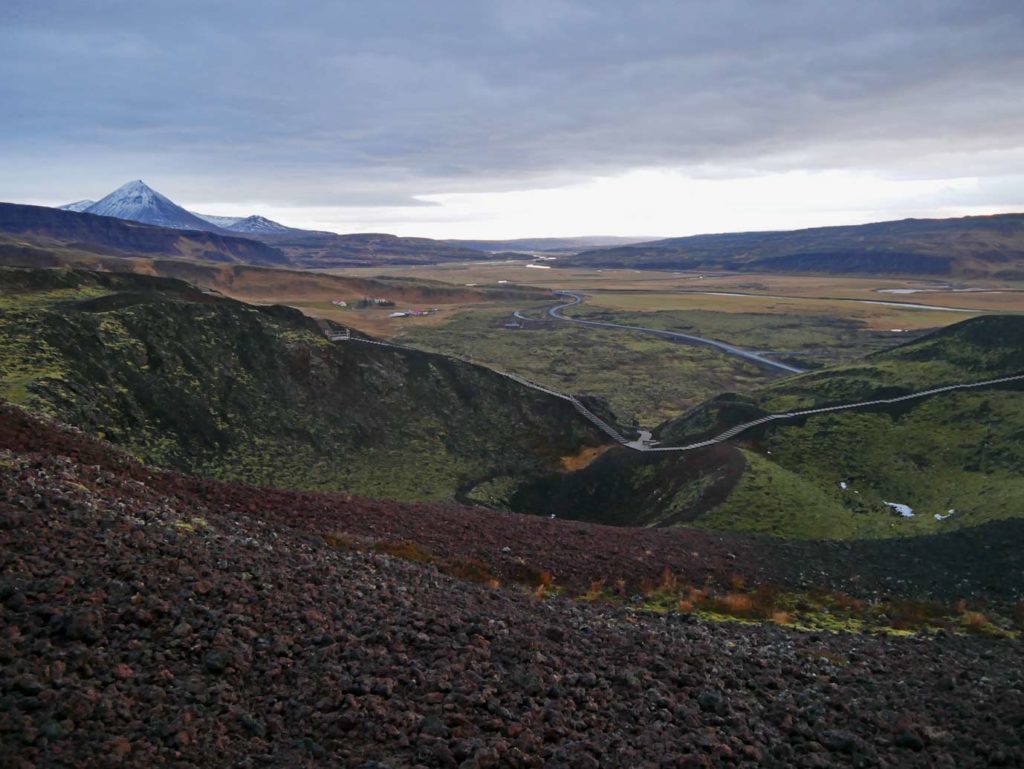 13 Sehenswürdigkeiten in Westisland und Reykjavik vulkankrater-grabrok-roadtrip-island