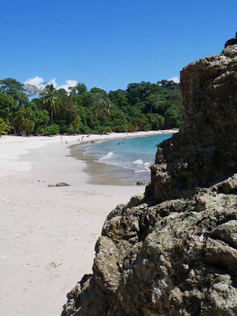 heller sandstrand im manuel antonio in costa rica
