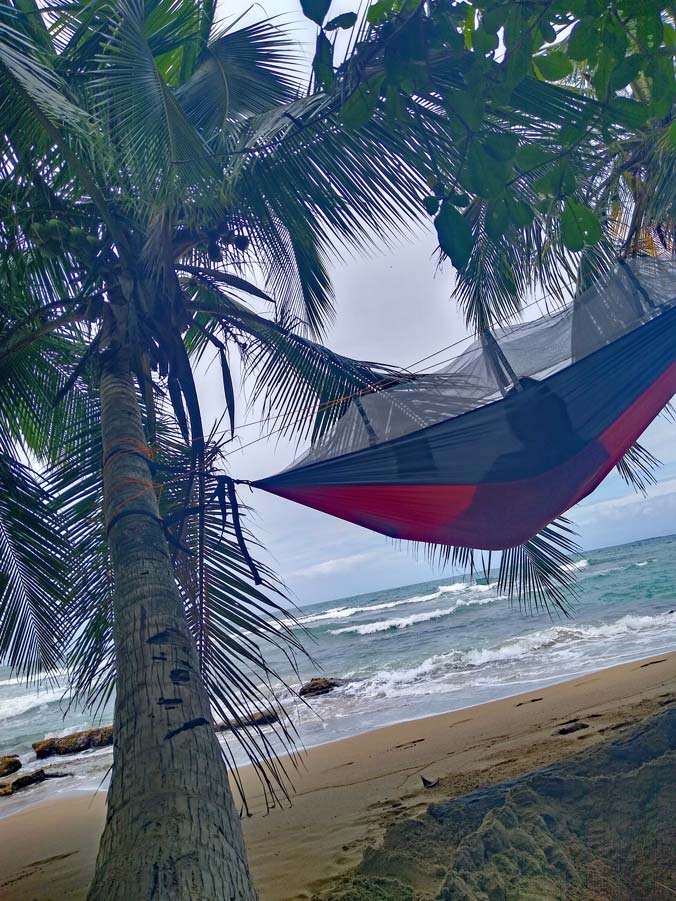 kind in hängematte am strand in costa rica