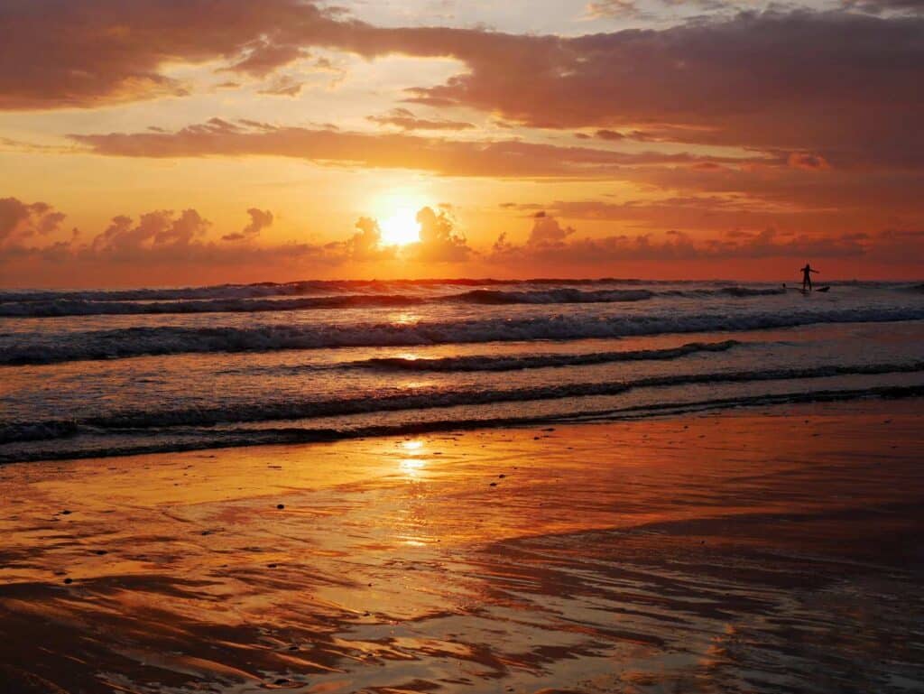 playa dominical sonnenuntergang pazifikkueste costa rica surfen